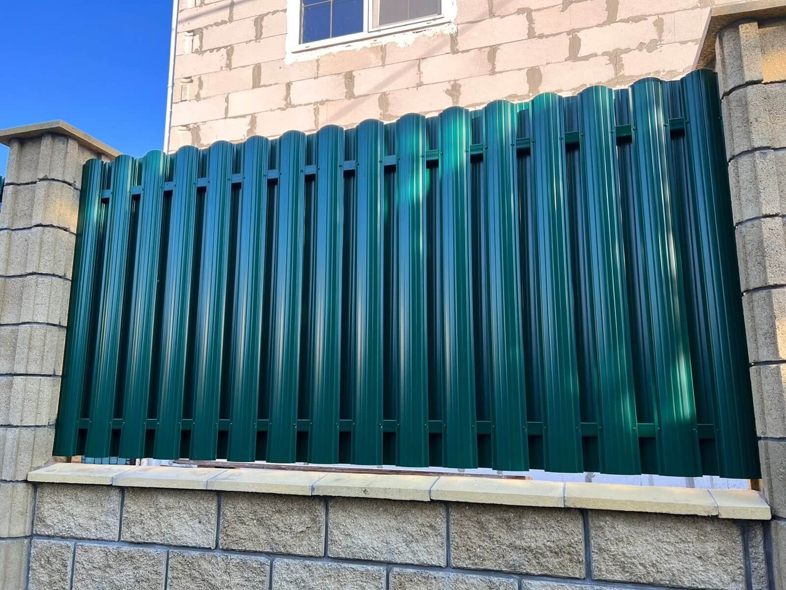 Забор из евроштакетника 22м RAL6005/6005 Зеленый Мох двусторонний фото 2 в Мариуполе