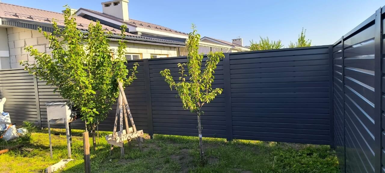 Забор-жалюзи из ламелей Хай-Тек 62м RAL7024/7024 Серый Графит двусторонний фото 4 в Мариуполе